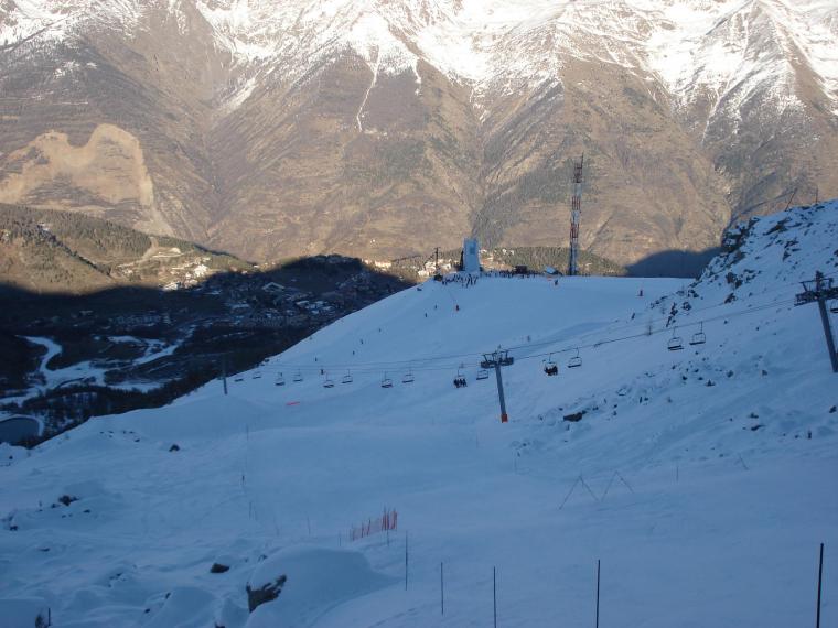 Le telesiege des Abris et garre amont du telepherique de la station de haute tine Auron