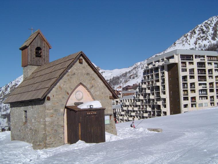 Isola 2000 - Janvier 2008 - au coeur de la station la chapelle 