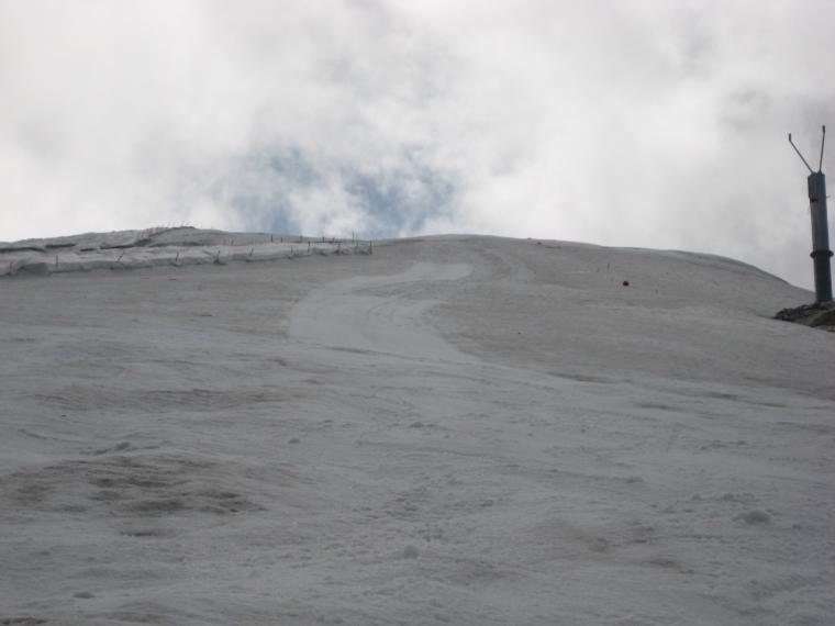 Une piste de ski à 2600m. Admirez le canon à neige à droite, qu'ils étaient en train d'installer en hélico