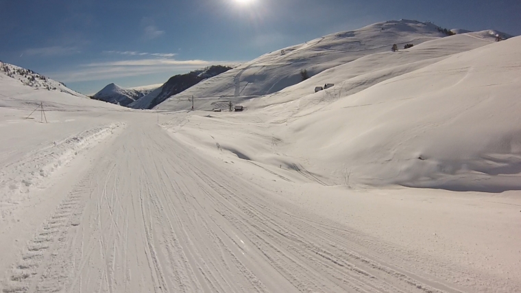 Vue paisible, sans personne, sur le bas du tlski du Raton.