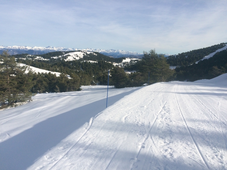 La nouvelle arrive des combes.<br />
Sur la gauche l'ancienne piste qui arriv maintenant dans le lac....